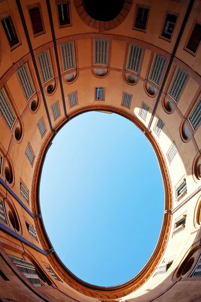 Cielo azul ovalado en la corte urbana italiana —  Fotos de Stock