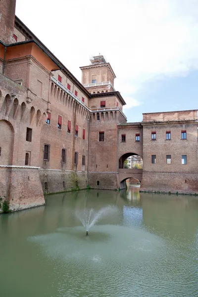 Ferrara, hendek ve castello estense — Stok fotoğraf