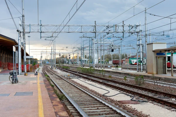 The last train on railroad station in evening — Stock Photo, Image