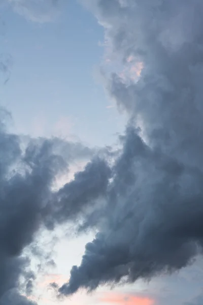 Donkere wolken van de herfst — Stockfoto