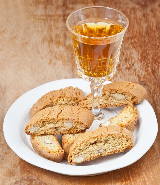 甜白葡萄酒和意大利杏仁 cantuccini 表上 — 图库照片