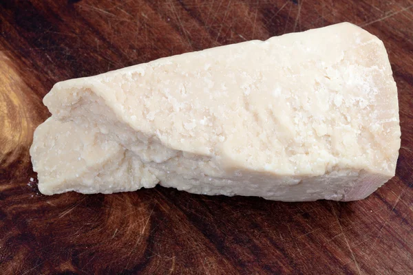 Parmigiano al formaggio italiano sul tavolo di legno — Foto Stock