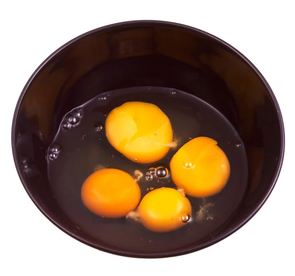 Törött tojás, fekete kerámia tál csirke — Stock Fotó