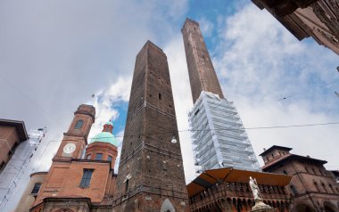 Kuleler ve heykel Bologna bulutlu gökyüzü altında