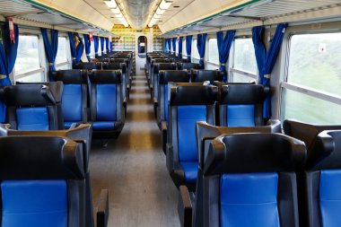 deri koltuklar ve tren intetior