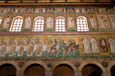 Üç magi hediye sant apollinare nuovo içinde Virgin sunuyoruz.