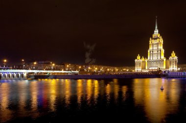 Stalin vysotka ve Novoarbatsky Köprüsü Moskova'da gece görünümü