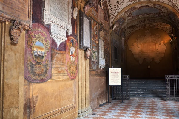 アーケードとニッチ アルキジンナージオ宮宮殿のボローニャ — ストック写真