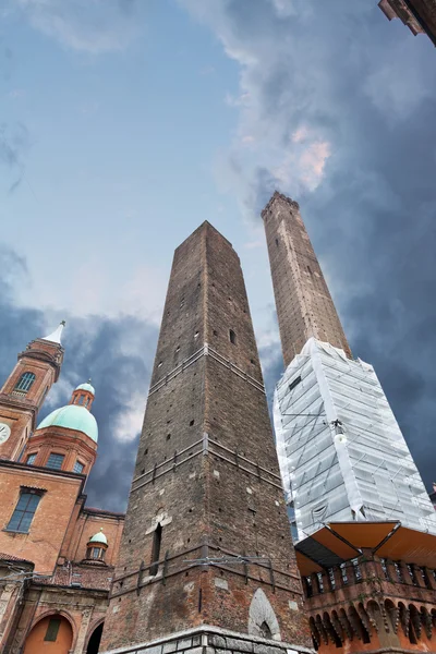 Two towers - symbol of city under dramatic sky in Bologna, Italy — Stock Photo, Image