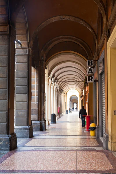 Arcada urbana en Bolonia, Italia — Foto de Stock