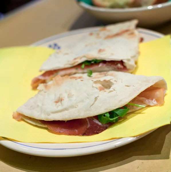 İtalyan sandviç - prosciutto crudo ile piadina romagnola