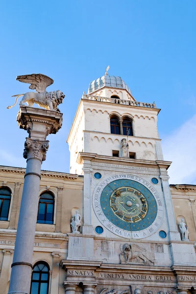 Стовпець і годинник башта palazzo del capitanio Падуя, — стокове фото