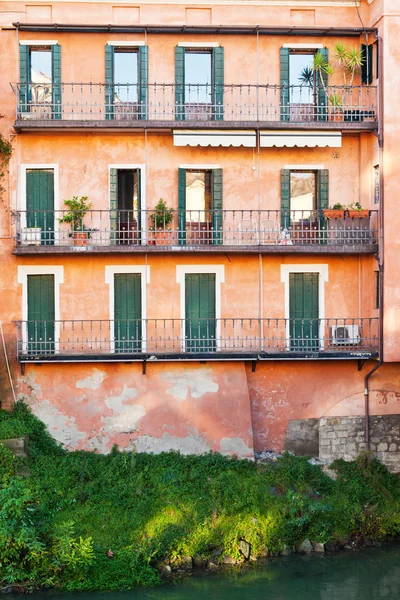 Dom nad rzeką brenta w Padwie, Włochy — Zdjęcie stockowe