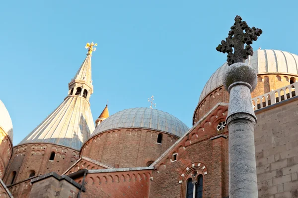 Cruz e cúpulas da Catedral de Pádua — Fotografia de Stock