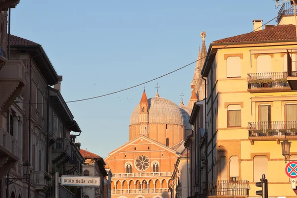 Basilica di Sant Antonio da Padova desde Prato della Valle in Pad — Foto de Stock