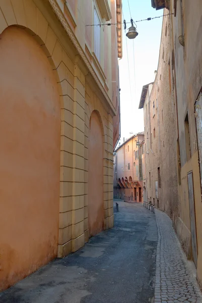 Rue étroite dans le centre médiéval — Photo