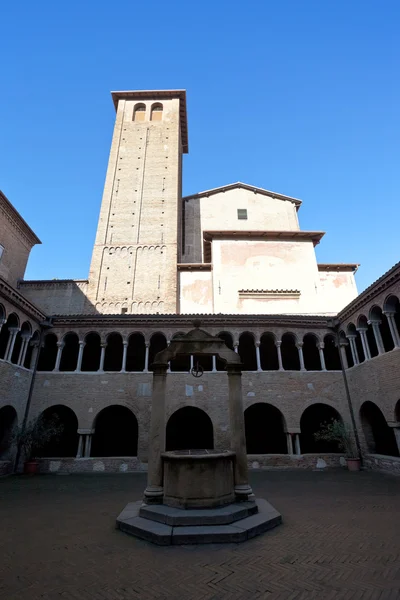 Der mittelalterliche Kreuzgang in der Basilika Santo Stefano, Bologna — Stockfoto