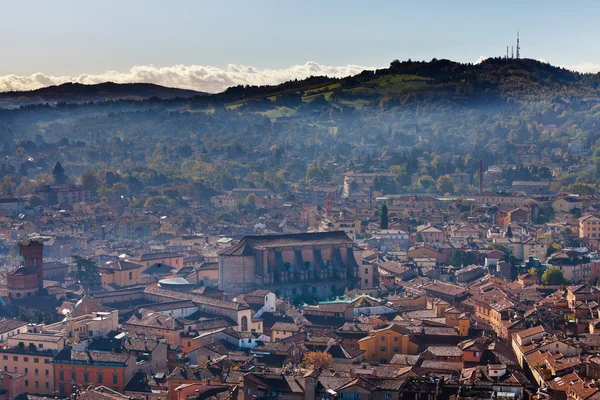 Vue aérienne depuis la tour Asinelli sur Bologne avec montagne — Photo