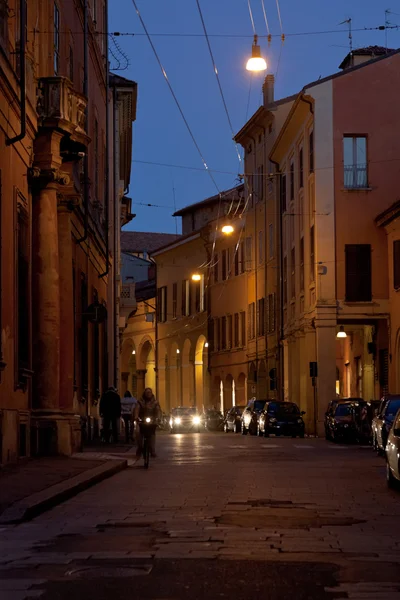 Calle en el distrito histórico de Bolonia por la noche — Foto de Stock