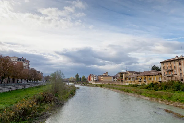 Vista da ponte através do rio Parma, Itália — Fotografia de Stock