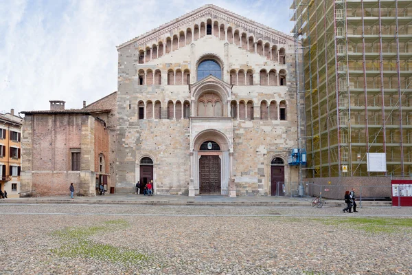 Gevel van de kathedraal van parma in parma — Stockfoto