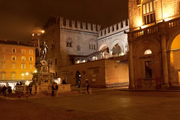 Fonte de Neptuno e Re Enzo Palace em Bolonha à noite — Fotografia de Stock