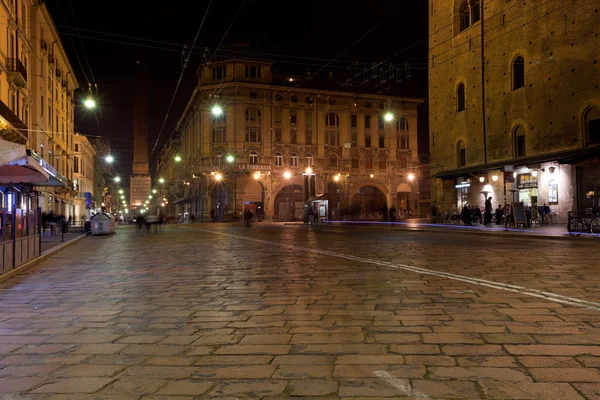 Vue sur tour à Bologne la nuit — Photo