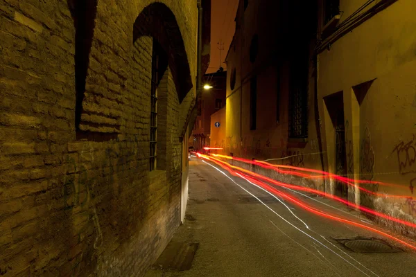 Stein mittelalterliche Straße in Bologna bei Nacht — Stockfoto