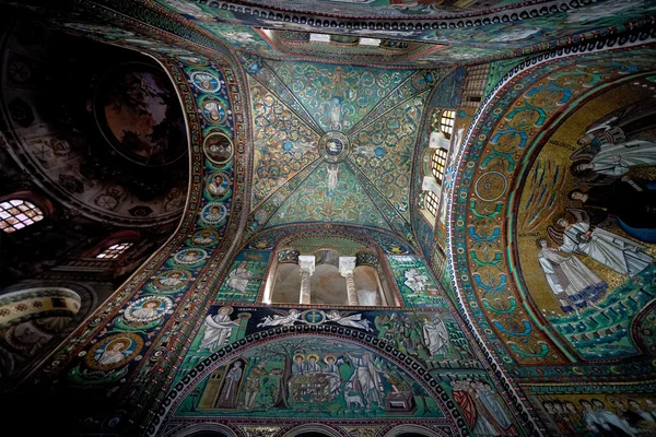 Koepel plafond mozaïek in de basiliek san vitale in ravenna — Stockfoto