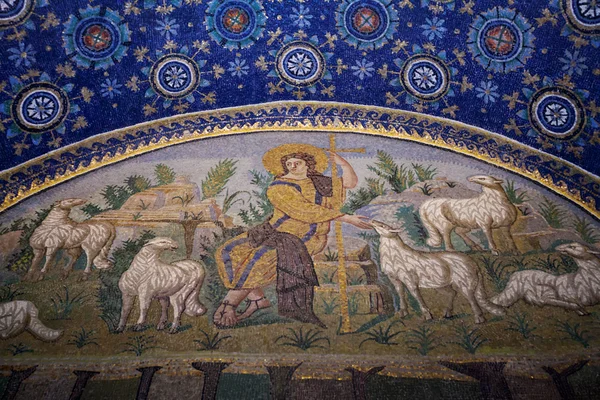 Goede herder gezeten onder schapen mozaïek van de ma galla placidia — Stockfoto