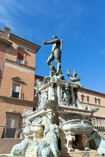 Fonte de Neptuno na Piazza del Nettuno em Bolonha na ensolarada da — Fotografia de Stock