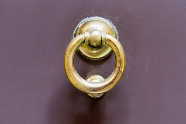 Oude koperen ring deurklink — Stockfoto
