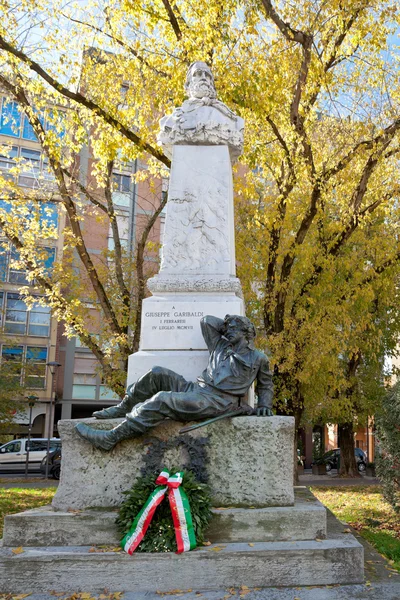 Standbeeld guiseppe garibaldi in ferrara — Stockfoto