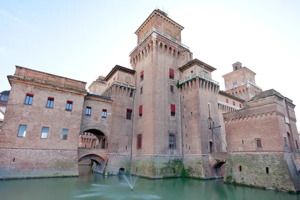 Burggraben und castello estense in ferrara, — Stockfoto