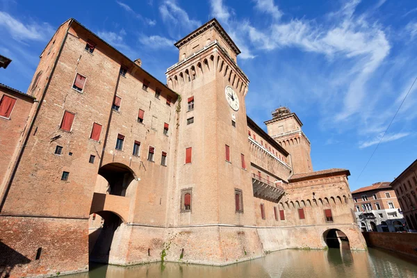 Foso y El Castillo Estense en Ferrara en un día soleado —  Fotos de Stock