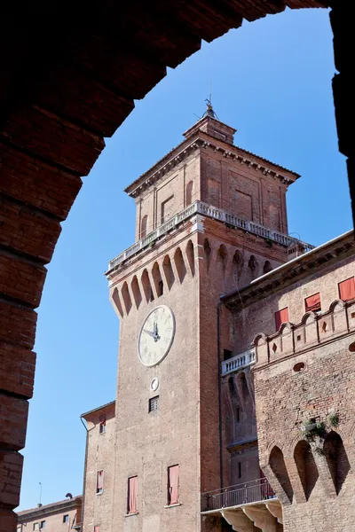 Torre dell'orologio del castello estense da arco — Foto Stock