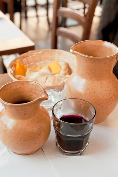 Jarras de cerámica rural con vino tinto local — Foto de Stock