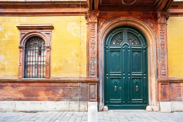 Ferrara, ortaçağ evin ahşap kapı, — Stok fotoğraf