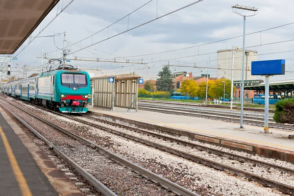 Laatste trein op railroad station — Stockfoto