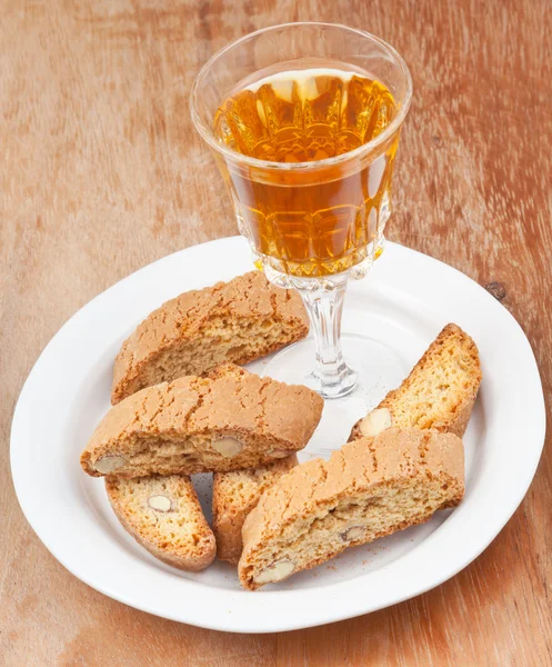 Wijnglas en Italiaanse amandel cantuccini op tafel — Stockfoto