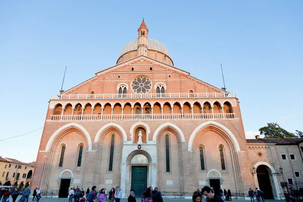 Vooraanzicht van de basiliek di sant antonio da padova, Padua, ital — Stockfoto