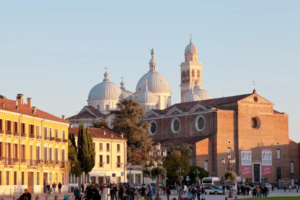 Vista de Prato della Valle y Basílica de S. Giustina en Padua —  Fotos de Stock