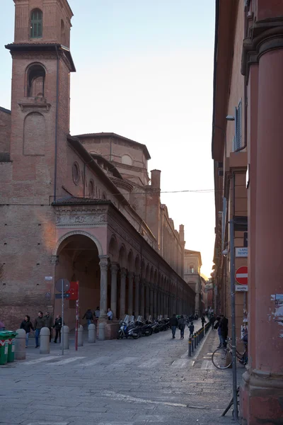 Widok na kościół san giacomo maggiore z via zamboni w Bolonii — Zdjęcie stockowe