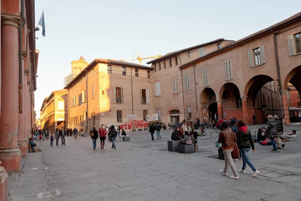 Piazza Giuseppe Verdi en Bolonia en la cálida noche de otoño — Foto de Stock