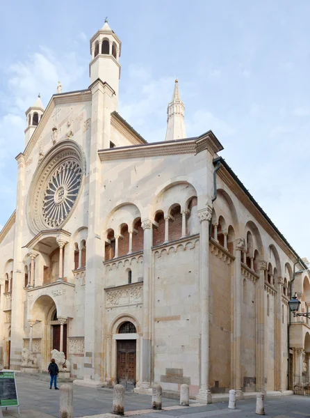 Widok z boku katedry modena, Włochy — Zdjęcie stockowe