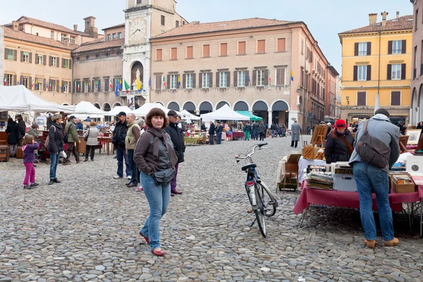 Open markt op piazza Grande in Modena, Italië — Stockfoto