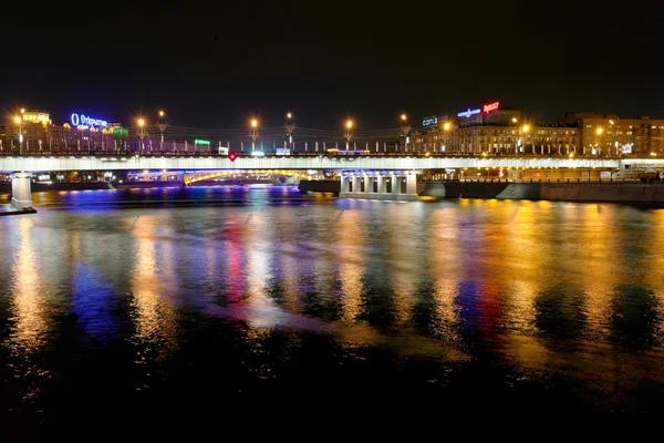 Iluminação noturna da ponte Novoarbatsky em Moscou — Fotografia de Stock