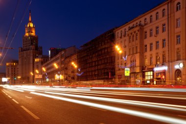 Bahçe masa ve Moskova'da bina kırmızı kapı kare görünümü