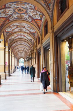 sanatsal portik üzerinde piazza cavour Bologna, İtalya