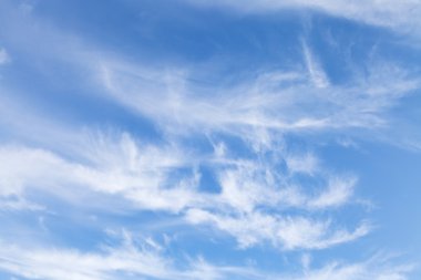 birkaç dönen küçük beyaz bulutlar